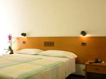 Esperia Hotel 3*